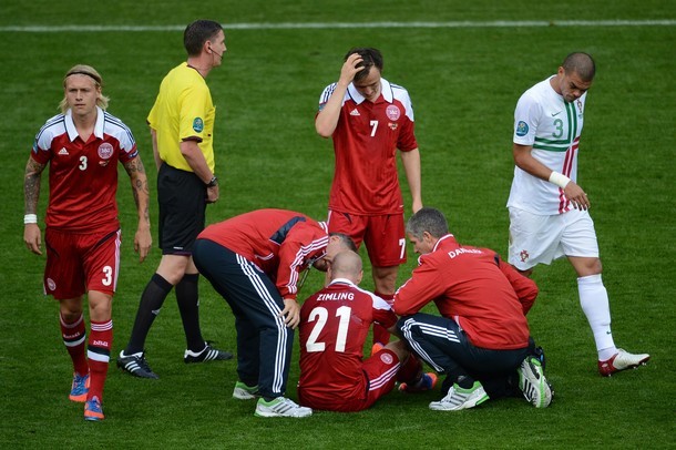 Niki Zimling chấn thương sớm rời sân gây tổn thất lớn cho Đan Mạch.